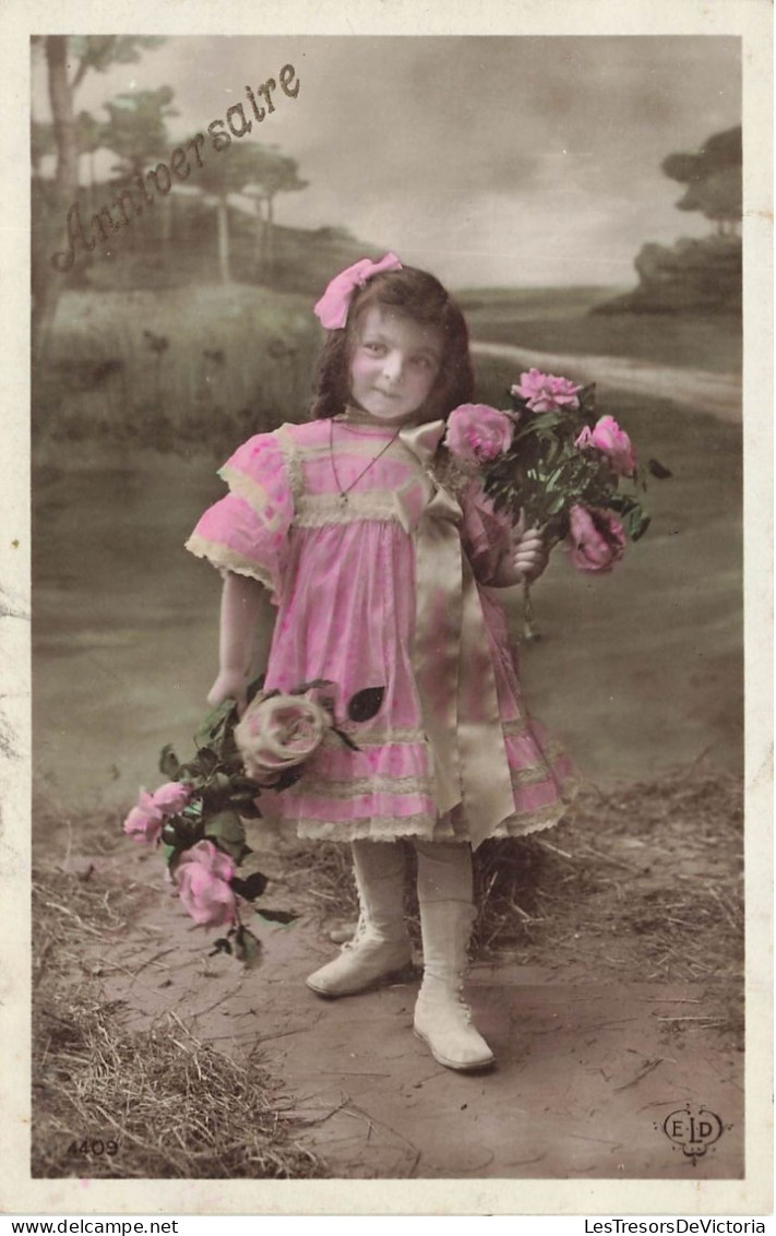 FETES - VOEUX - Anniversaire - Enfant - Petite Fille Portant Des Fleurs - Colorisé - Carte Postale Ancienne - Cumpleaños