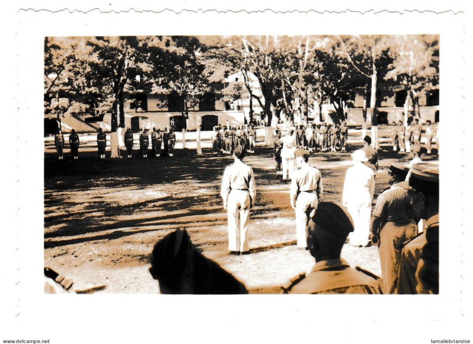 Photo Originale, Saigon, Viêt-Nam, Revue 1947 Ou 48, 1ère Légion Gr De Marche, 90 X 63 Mm - Guerra, Militares