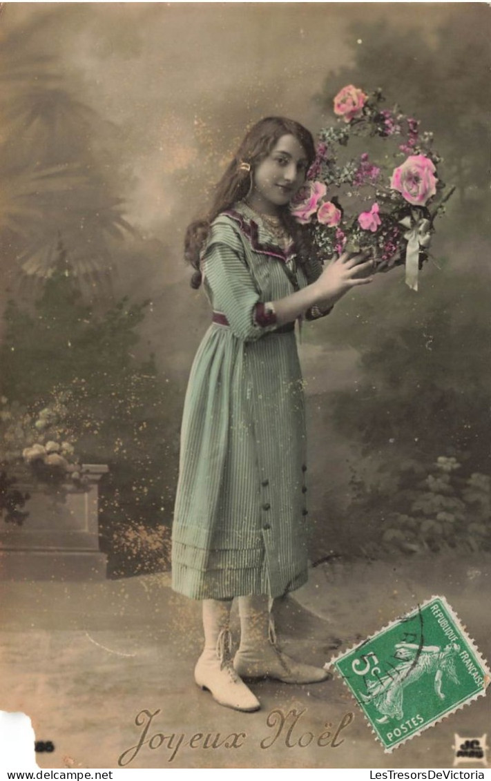 FETES - VOEUX - Noël - Joyeux Noël - Jeune Femme Tenant Un Bouquet De Fleur - Colorisé - Carte Postale Ancienne - Sonstige & Ohne Zuordnung