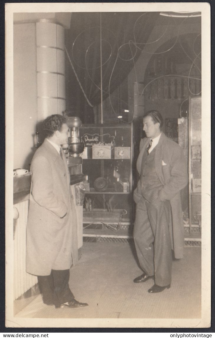 Uomini Eleganti Conversano Fuori Dal Bar - 1950 Fotografia Epoca - Photo - Lugares