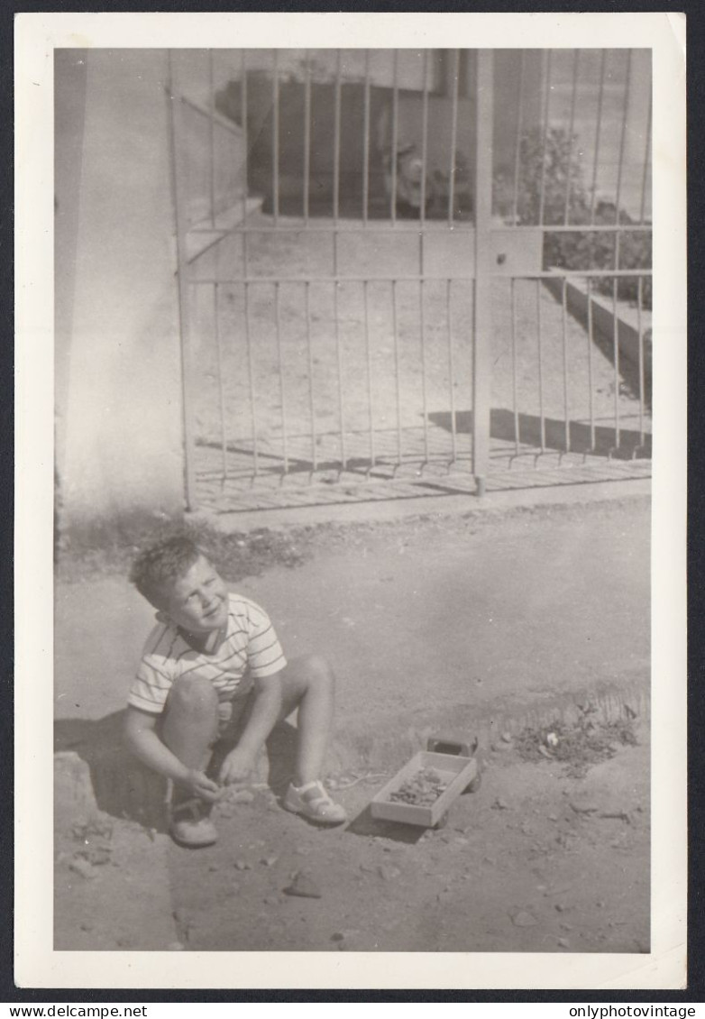 Bimbo Raccoglie Pietre In Strada - 1959 Fotografia Epoca - Vintage Photo - Lugares