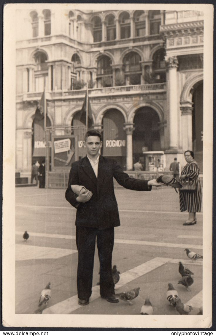 Uomo Con Colombo In Mano In Piazza Da Identificare - 1950 Fotografia - Lugares