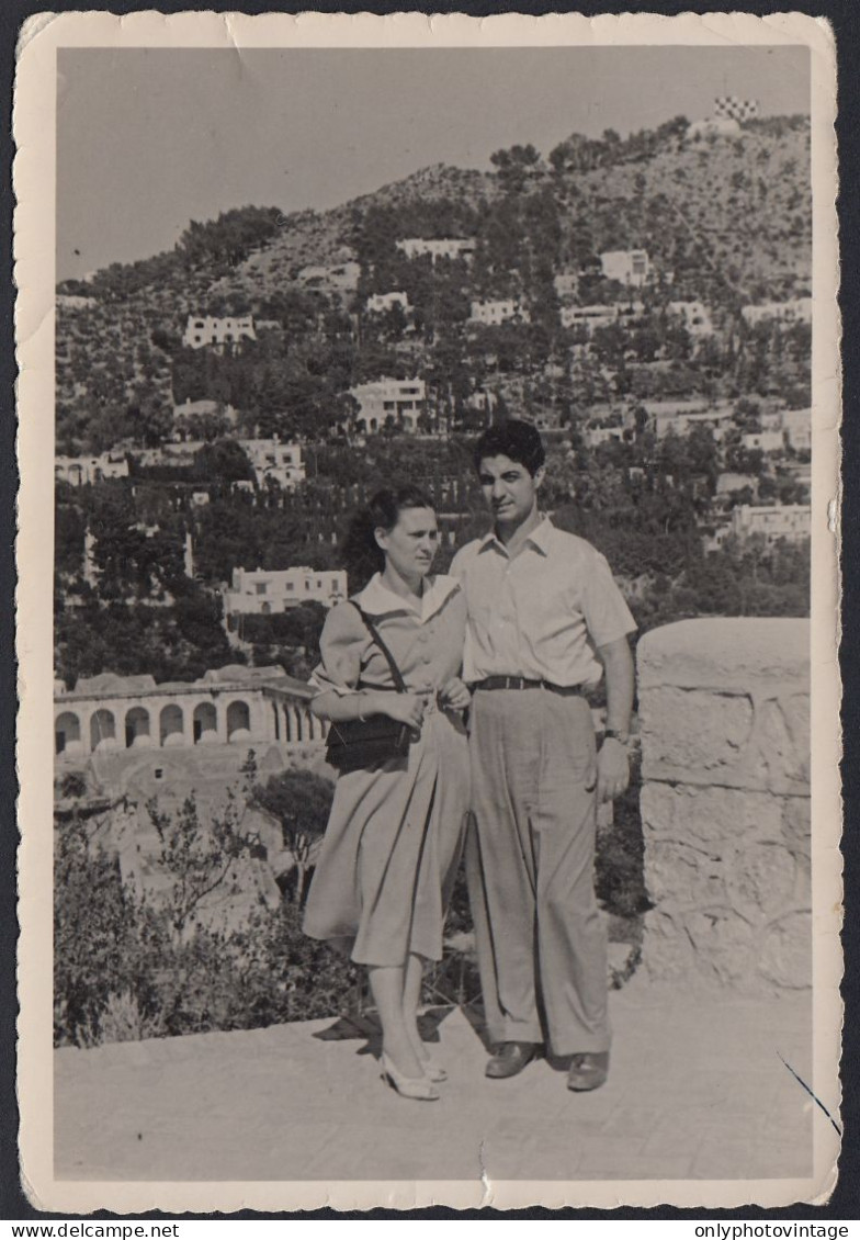 Coppia Con Su Sfondo Paese In Montagna Da Identificare - 1940 Fotografia - Lugares