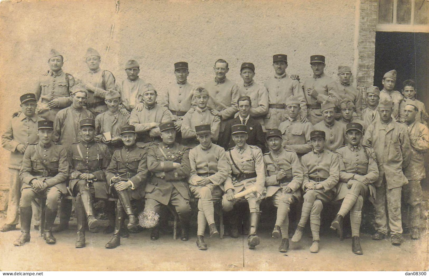 CARTE PHOTO NON IDENTIFIEE SOLDATS ET OFFICIERS POSANT DANS LA COUR DE LA CASERNE - A Identifier