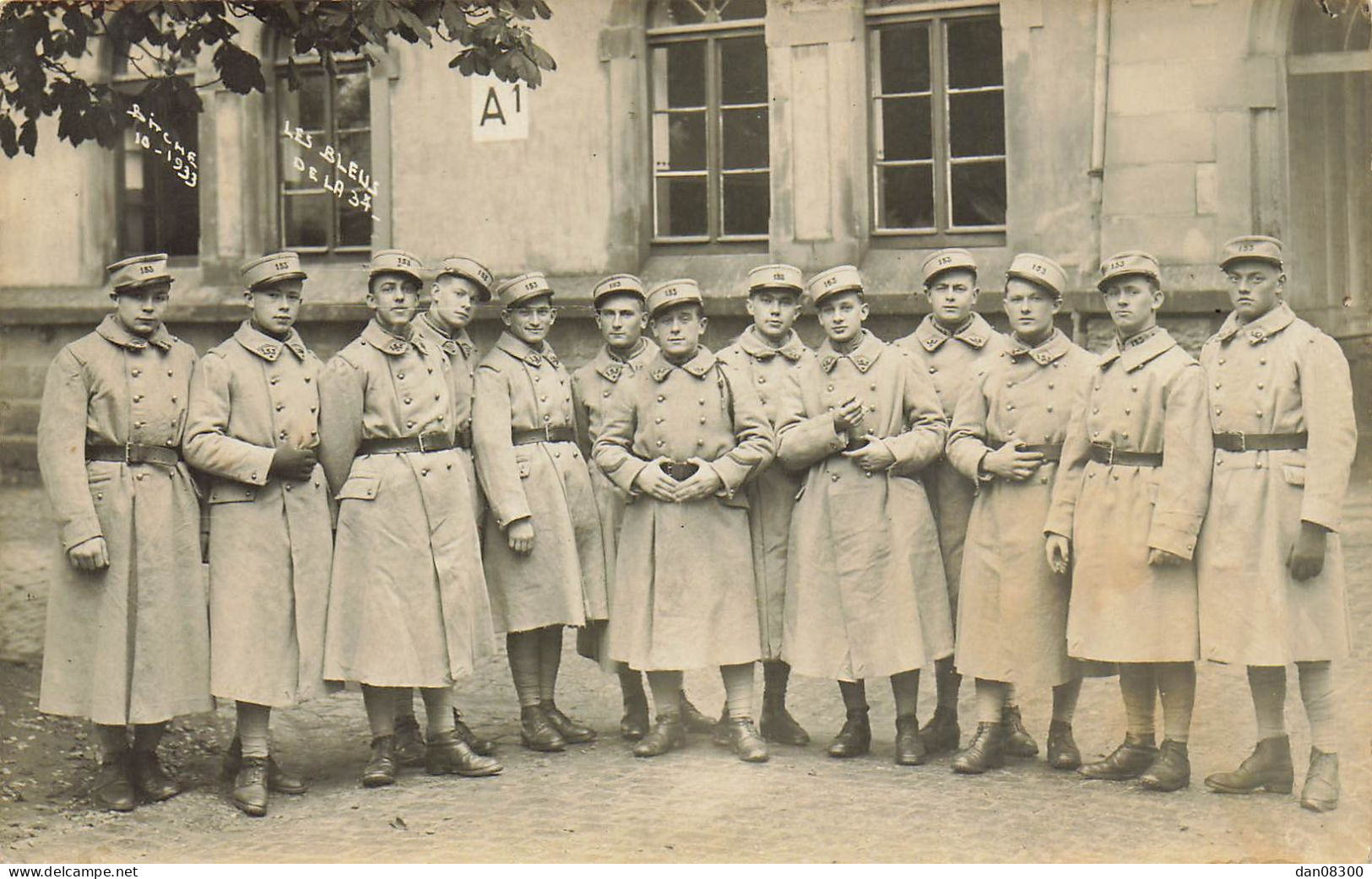 CARTE PHOTO NON IDENTIFIEE SOLDATS EN VAREUSE ET KEPI N° 153 DESSUS PRET A PARTIR EN MANOEUVRE - To Identify