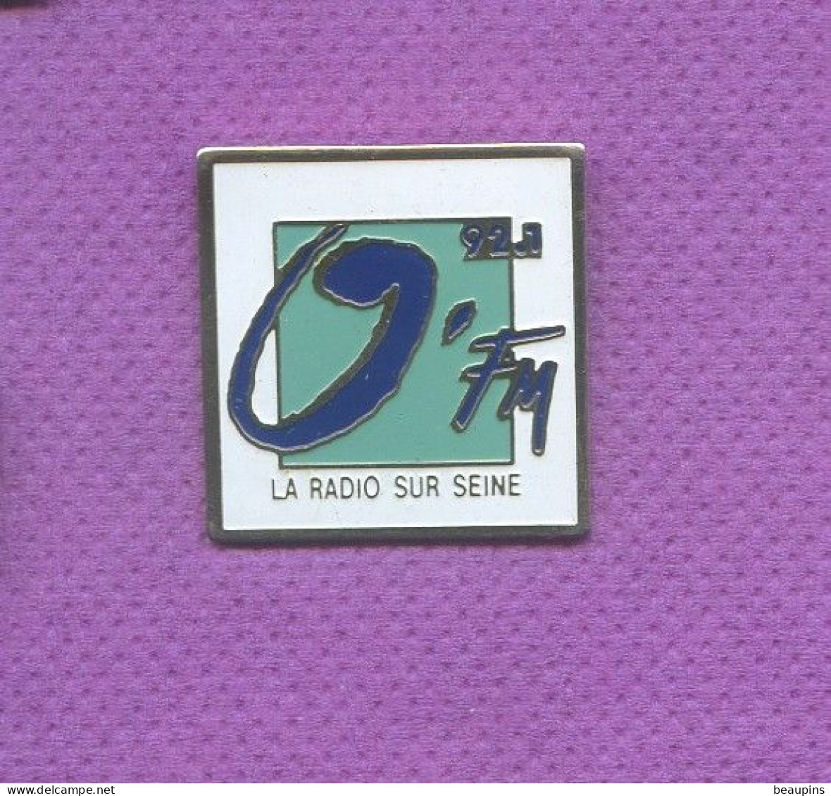 Rare Pins Media O Fm La Radio Sur Seine L148 - Mass Media