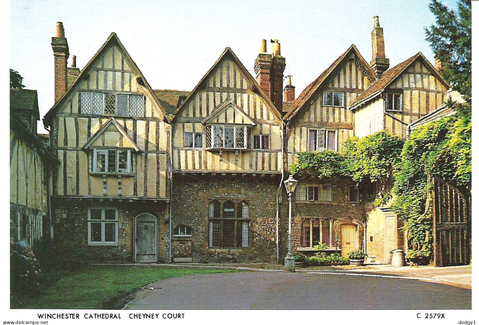 CHEYNEY COURT, WINCHESTER CATHEDRAL, WINCHESTER, HAMPSHIRE. UNUSED POSTCARD M9 - Winchester