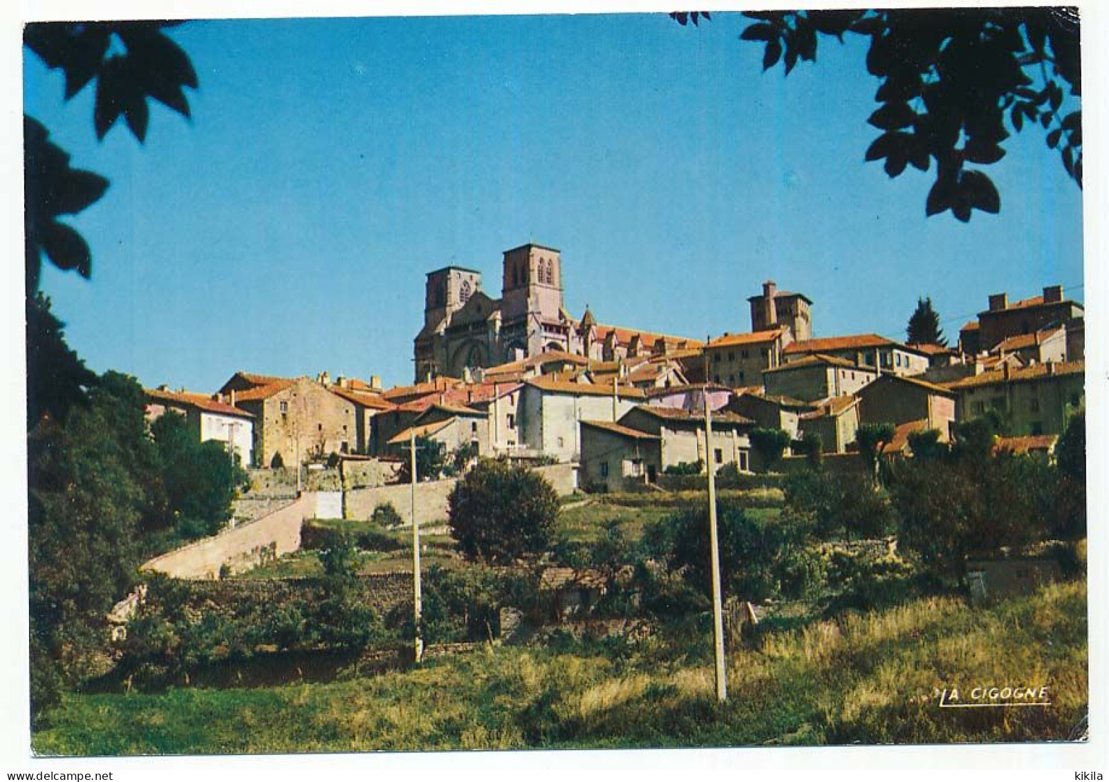 CPSM / CPM 10.5 X 15 Haute-Loire  LA CHAISE-DIEU  L'imposante église Abbatiale Saint-Robert Dominant La Localité - La Chaise Dieu