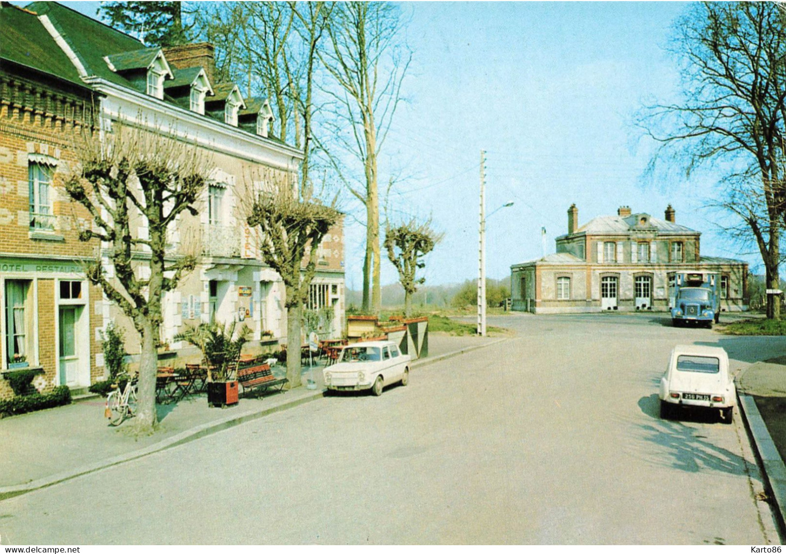 La Guerche De Bretagne * L'avenue De La Gare * Café Restuarnt Automobiles - La Guerche-de-Bretagne