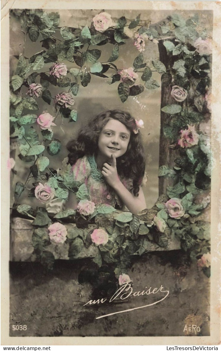 ENFANTS - Jeune Fille Souriante - Un Baiser - Seule - Fleurs - Roses - Colorisé - Carte Postale Ancienne - Autres & Non Classés