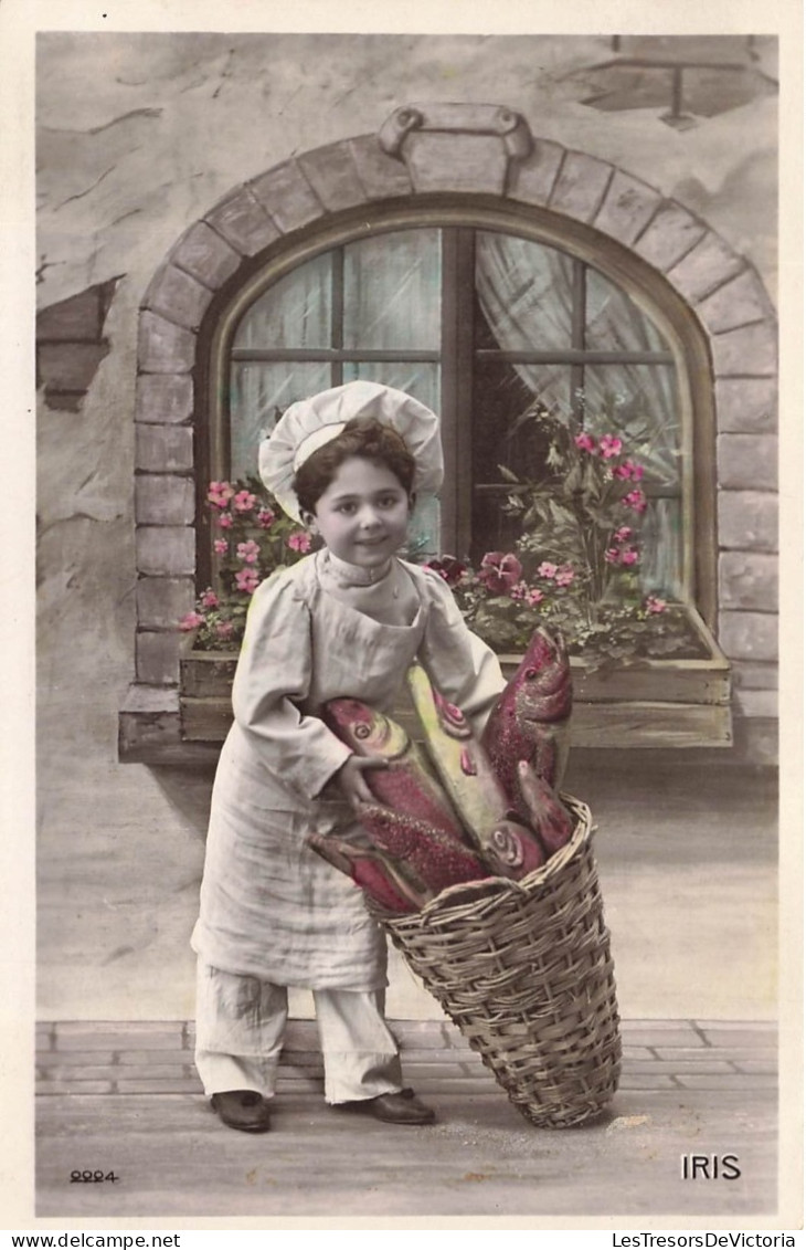 ENFANTS - Un Garçon Portant Un Panier Qui Contient Des Poissons - Colorisé - Souriant - Fleurs - Carte Postale Ancienne - Altri & Non Classificati