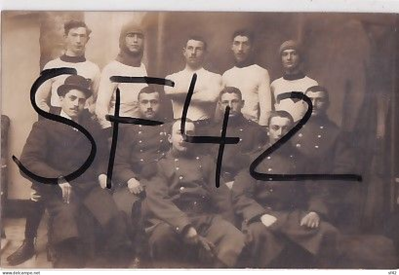 PONTARLIER          CARTE PHOTO  FOOTBALLEURS  DU F C P  + MILITAIRES  DU FORT DE JOUX - Pontarlier