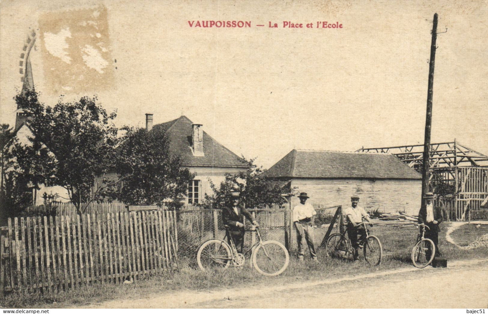 Vaupoisson - La Place Et L'école - Autres & Non Classés