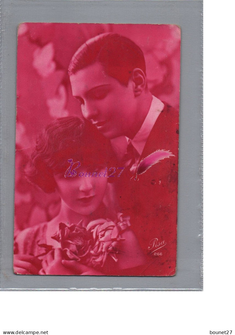 CPA - Un Jolie Couple Tendresse Avec Un Bouquet De Fleur Homme Femme  Carte Rose - Paare