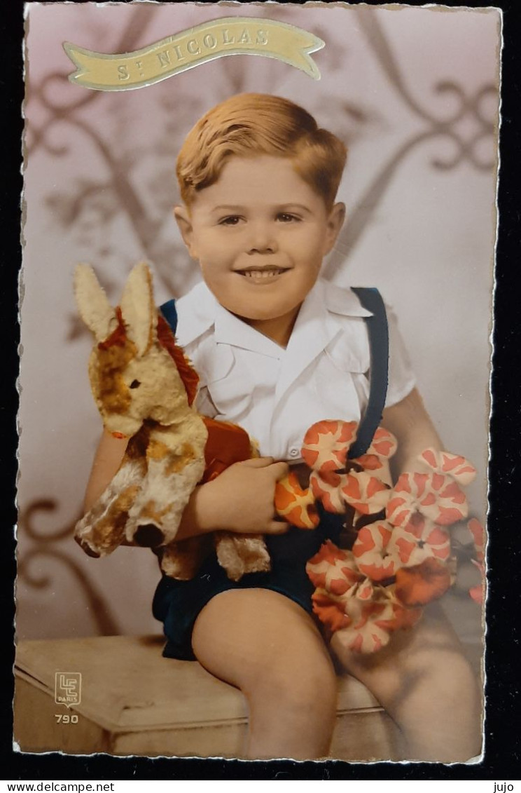 Enfants - Petit Garçon Avec Une Peluche  Un Lapin - Altri & Non Classificati