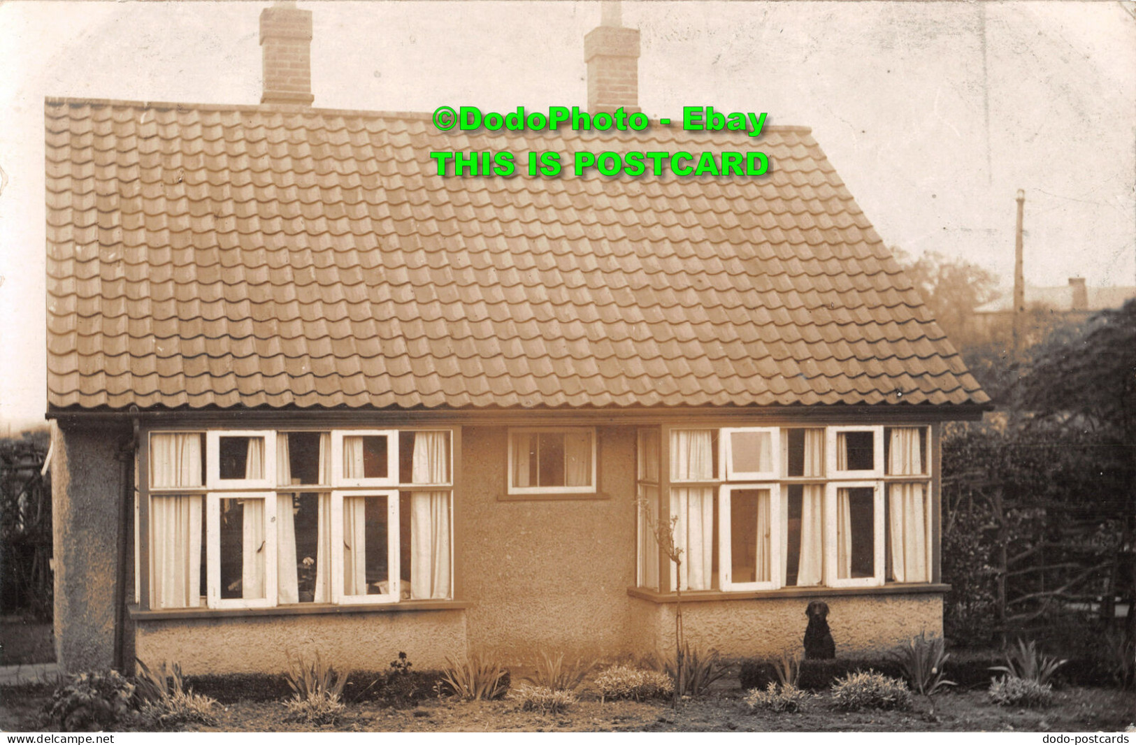 R392009 Old House With Large White Windows. Postcard - Monde