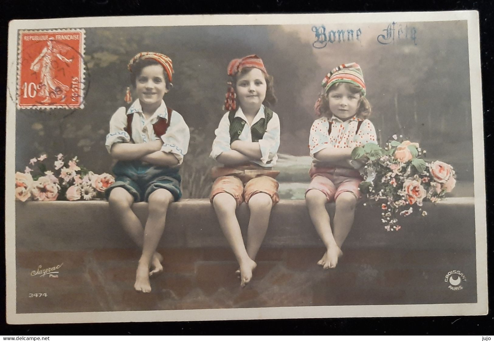 CPA Photo Sazerac -  Enfants - Trois Petit Garçon En Short Et Bonnet Les Bras Croisés -  Bonne Fête - Coll. Croissant - Altri & Non Classificati