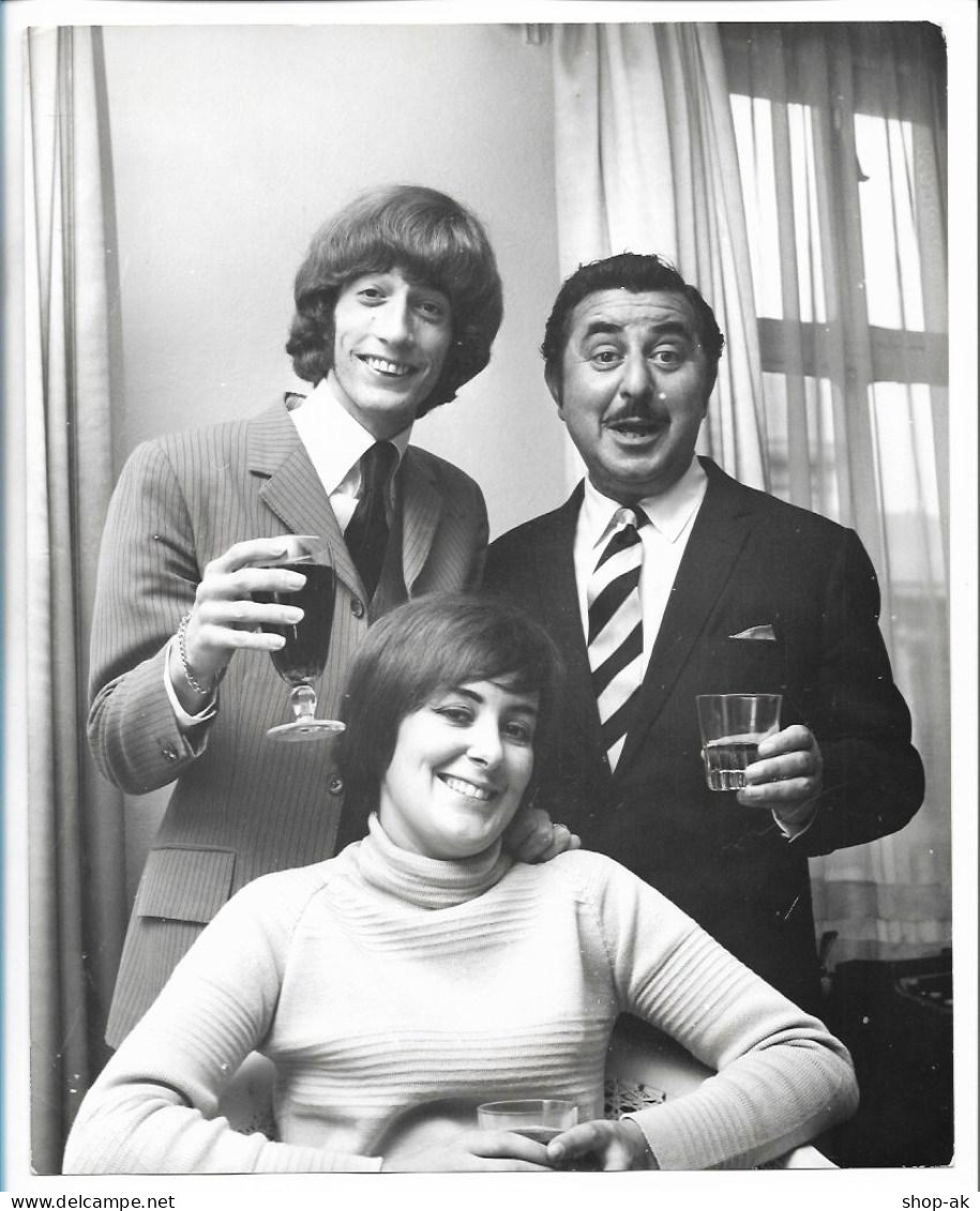 C5969/ Robin Gibb, Vater + Frau Bee Gees Original Pressefoto Foto 25 X20 Cm 1969 - Otros & Sin Clasificación
