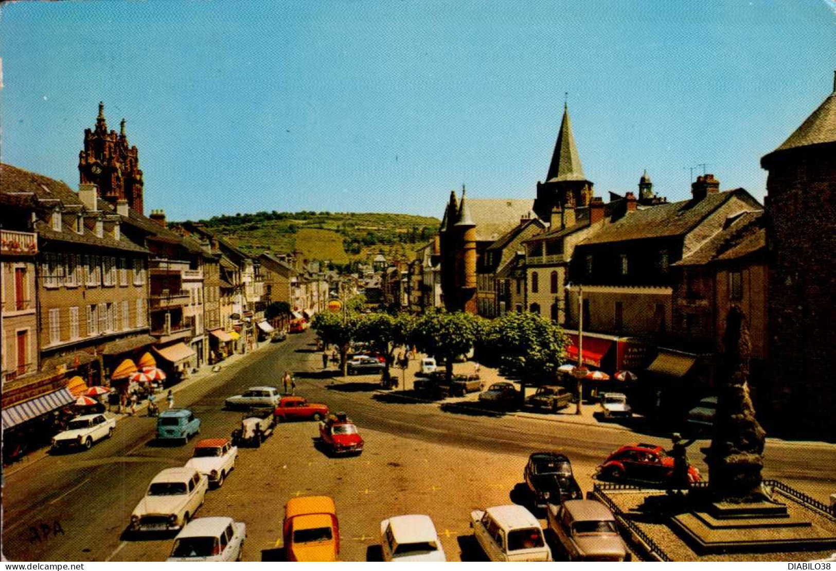 ESPALION      ( AVEYRON )   LES BOULEVARDS AVEC A GAUCHE LES TOURS DE LA CATHEDRALE  ( ANGLES UN PEU USES ) - Espalion