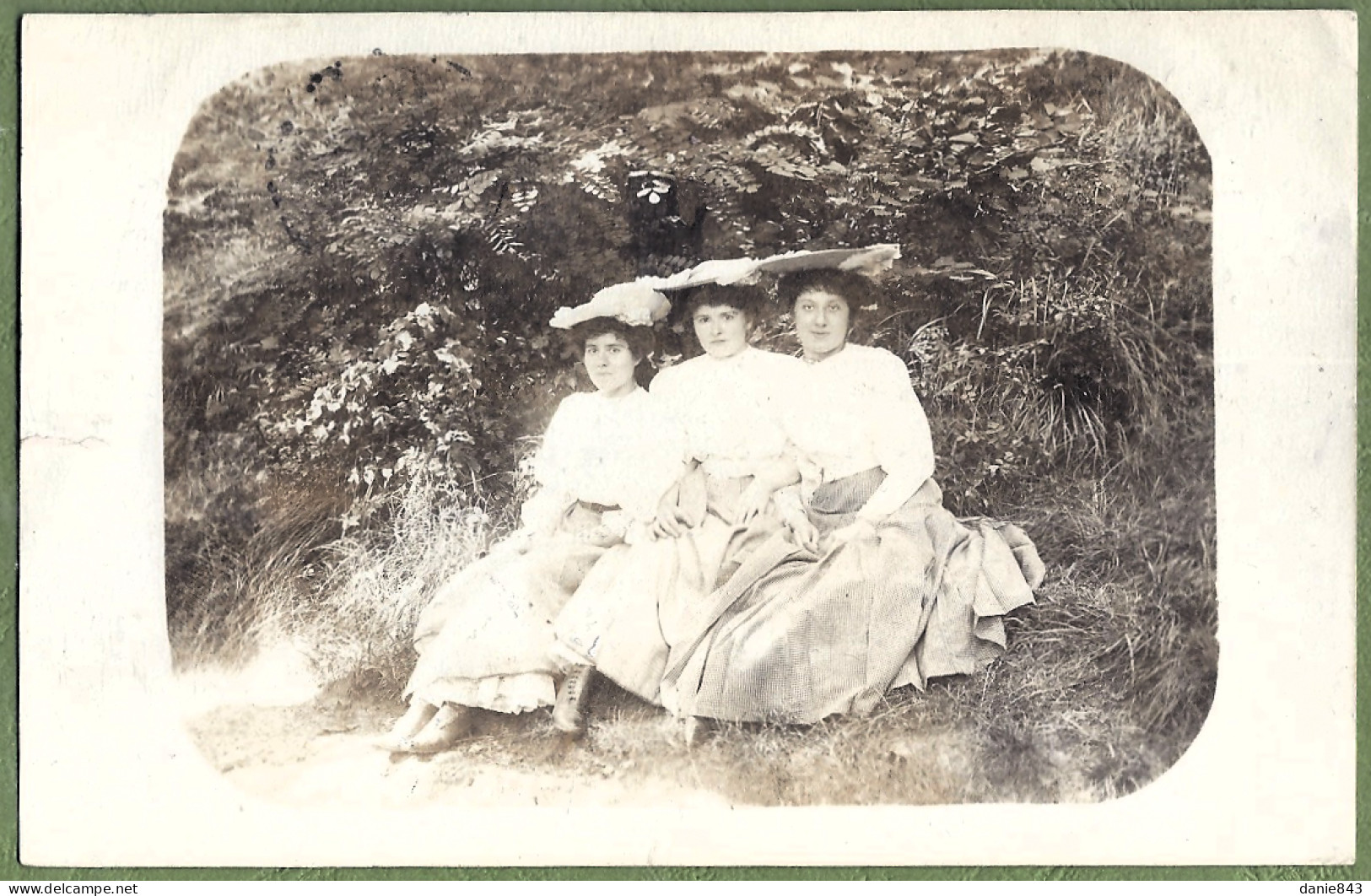 CARTE PHOTO -  GROUPE DE FEMMES DANS UN COIN DE VERDURE - MODE, CHAPEAUX - Moda