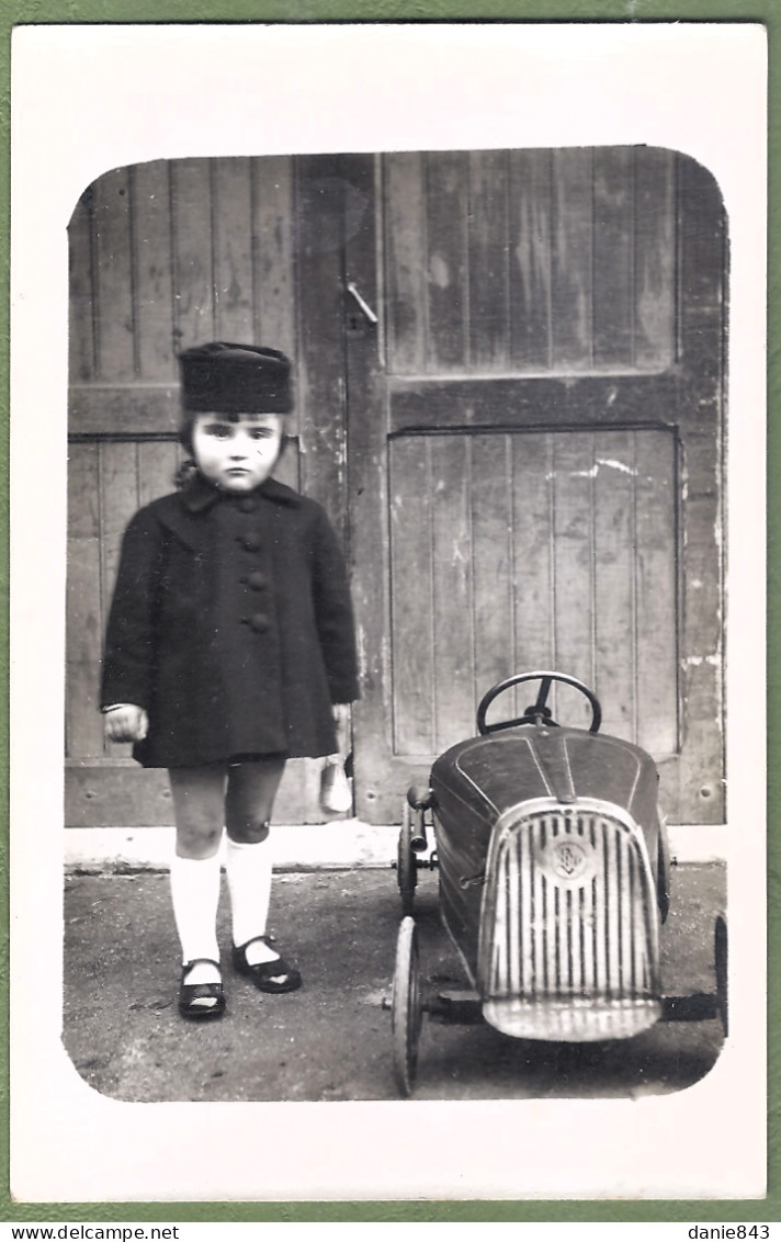 CARTE PHOTO -  PETITE FILLE ET VOITURE A PÉDALES - JOUET - Games & Toys