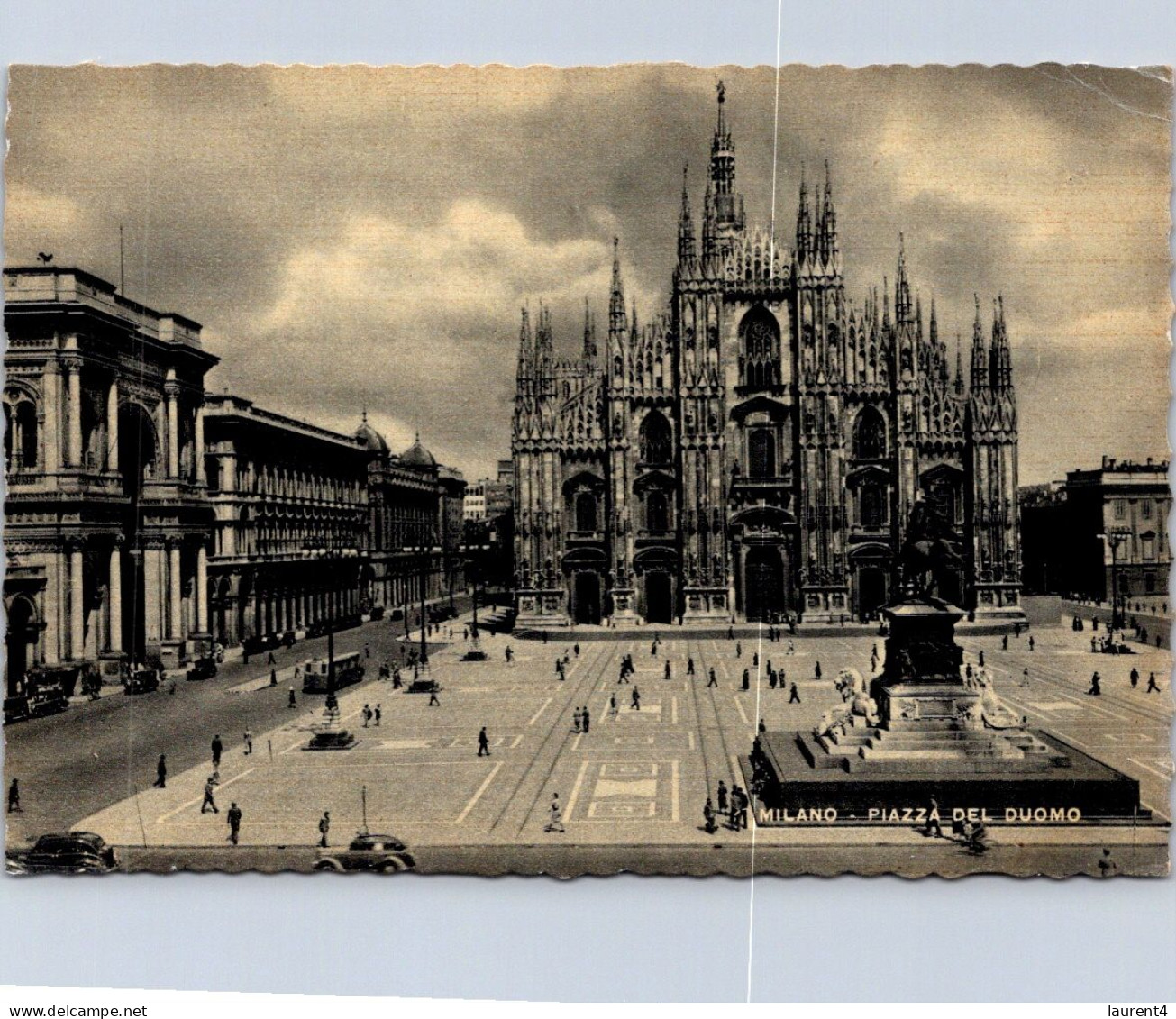 17-4-2024 (2 Z 18) Italy (b/w) Milano Cathedral - Eglises Et Cathédrales