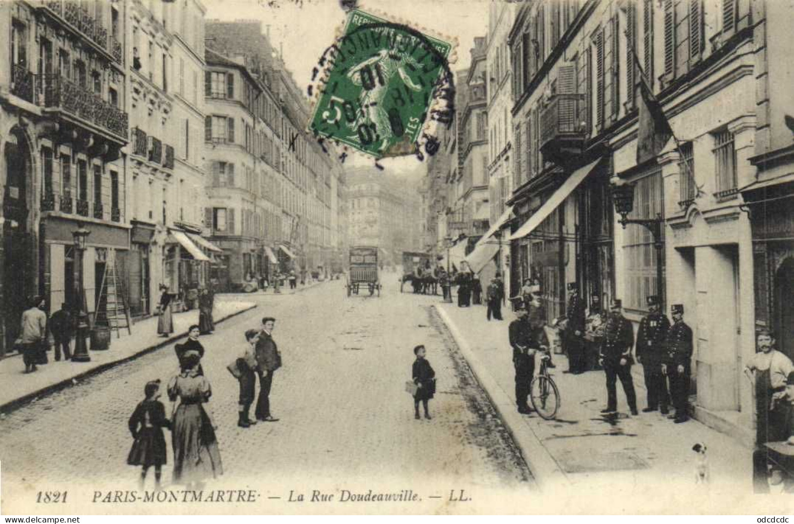 PARIS MONTMARTRE La Rue Doudeauville Animée RV - Arrondissement: 18