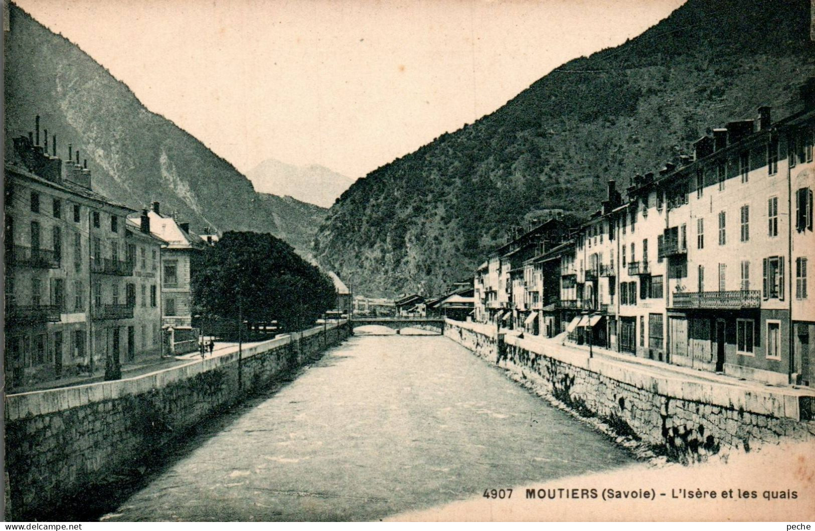 N°70 W -cpa Moutiers -l'Isère Et Les Quais- - Moutiers