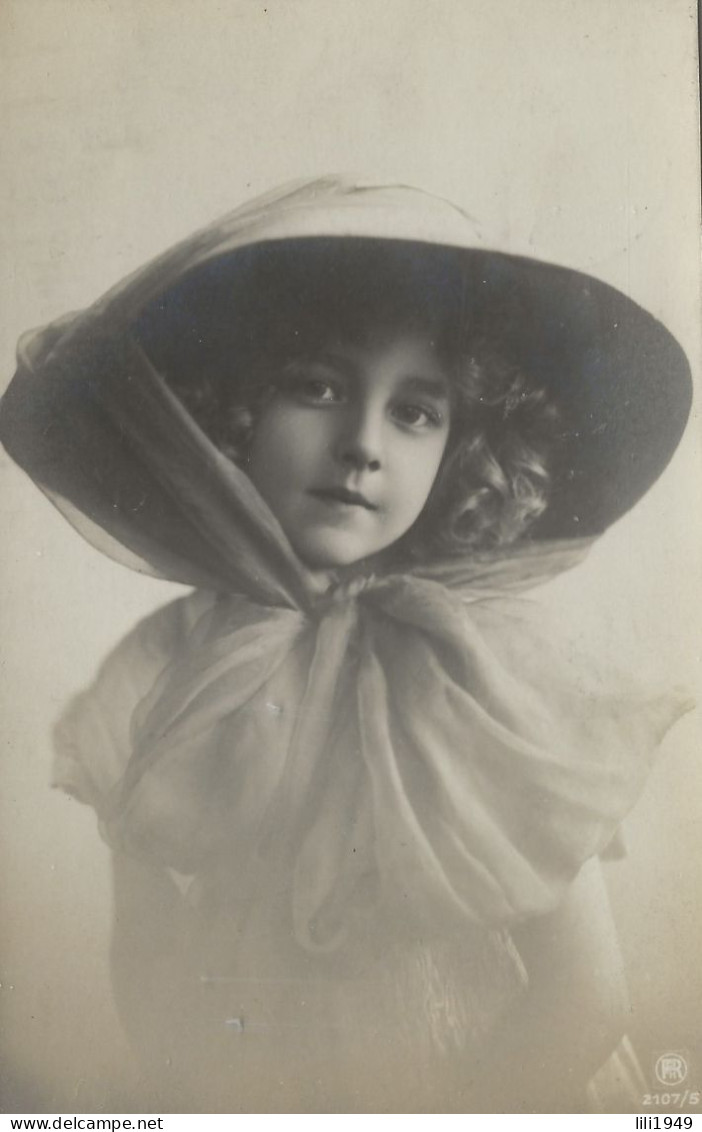 CPA   1910  Fillette élégante  Avec  Un  Chapeau  Noué  Par  Voile   Beautiful  Pretty  Little  Girl - Abbildungen