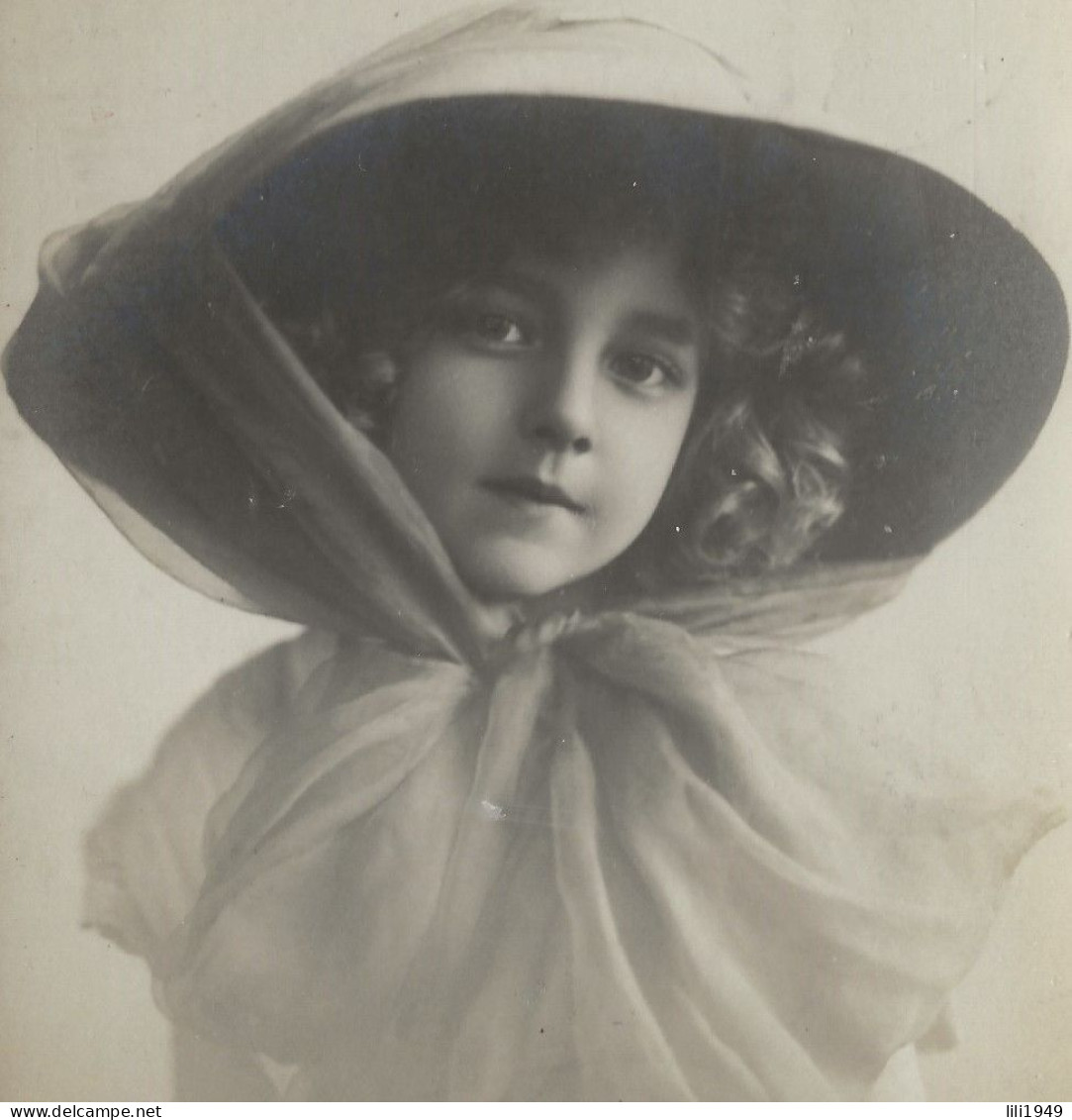 CPA   1910  Fillette élégante  Avec  Un  Chapeau  Noué  Par  Voile   Beautiful  Pretty  Little  Girl - Abbildungen