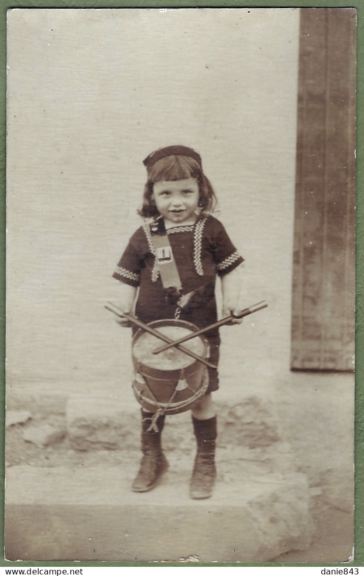 CARTE PHOTO MUSIQUE -  JEUNE GARCON ET SON TAMBOUR - - Ritratti