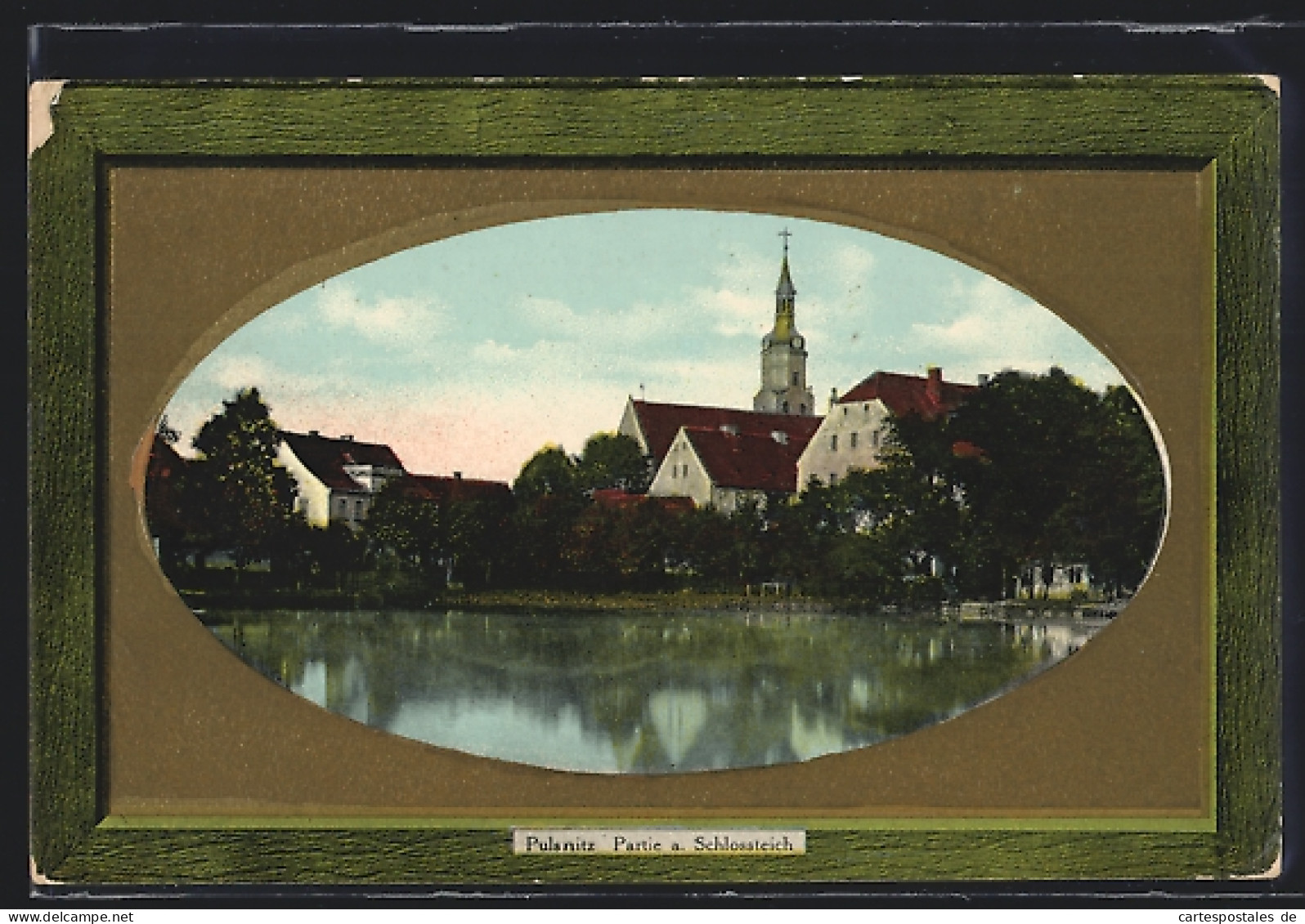 AK Pulsnitz, Der Schlossteich Mit Blick Zum Kirchturm, Im Geprägten Passepartout  - Pulsnitz