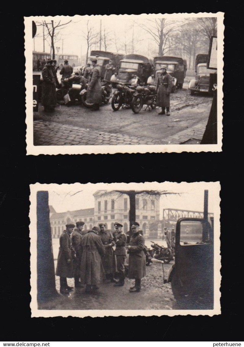 Drittes Reich. NAMUR, Belgien - Wallonien. 2 Fotos Wehrmachtssoldaten. Rast Auf Dem Parkplatz Am Bahnhof Von Namur. - 1939-45