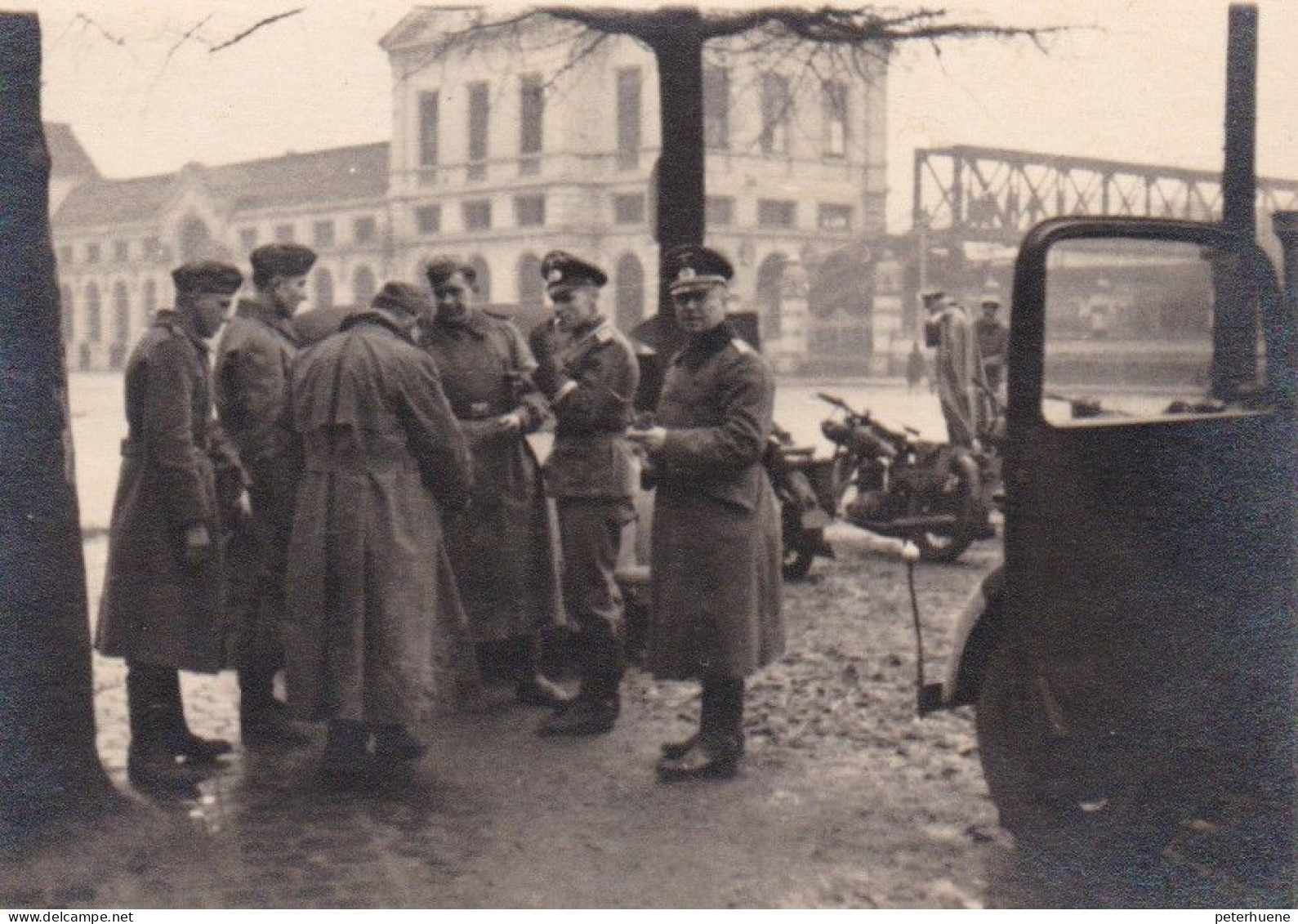 Drittes Reich. NAMUR, Belgien - Wallonien. 2 Fotos Wehrmachtssoldaten. Rast Auf Dem Parkplatz Am Bahnhof Von Namur. - 1939-45