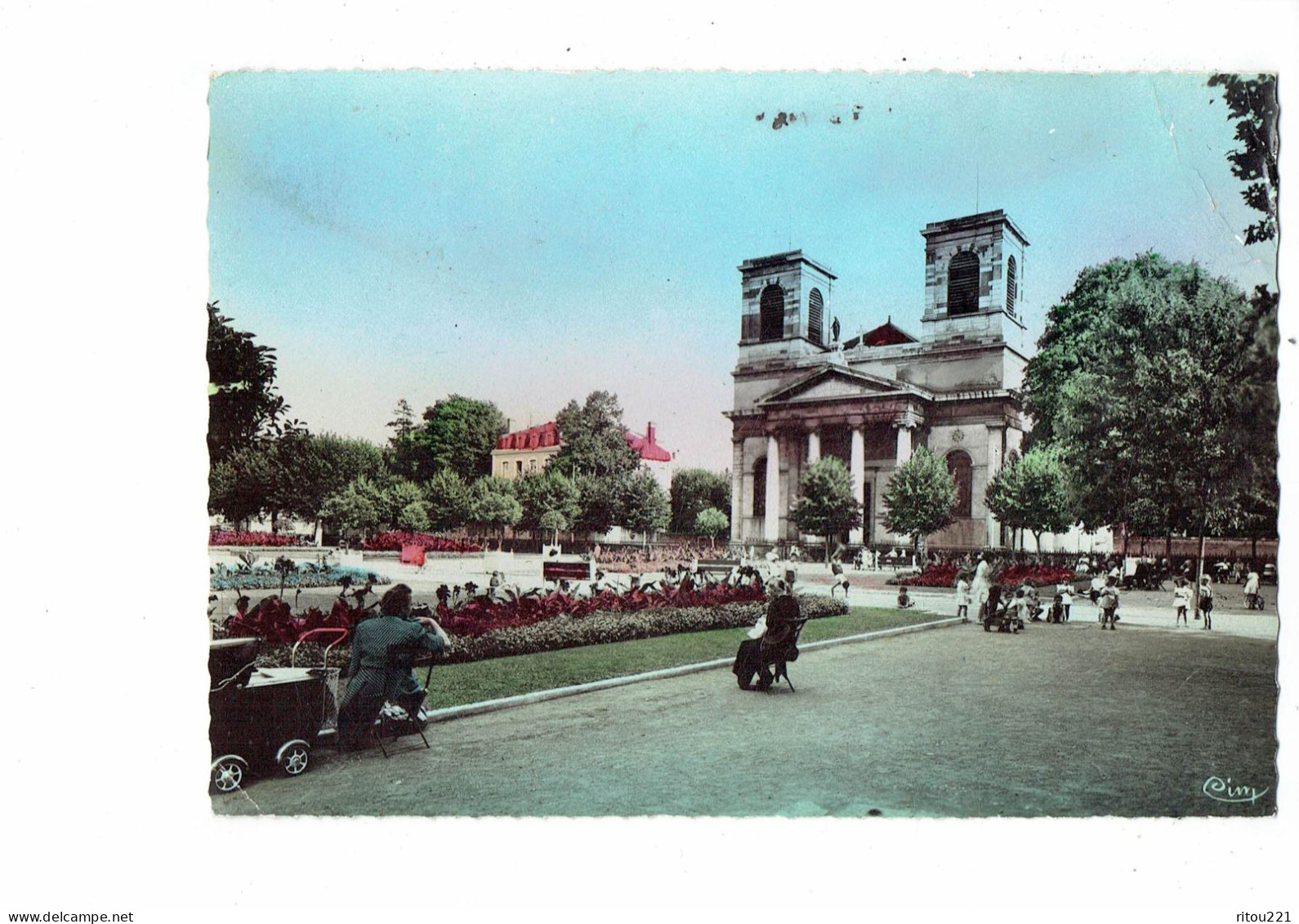 Cpm - 71 - Macon - SQUARE Cathédrale - PHOTO Combier - Animation Enfants Jeux Landau - Macon