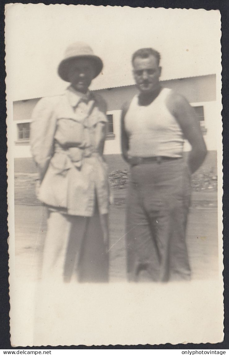 Uomo In Sahariana Con Amico - 1940 Fotografia D'epoca - Vintage Photo - Places
