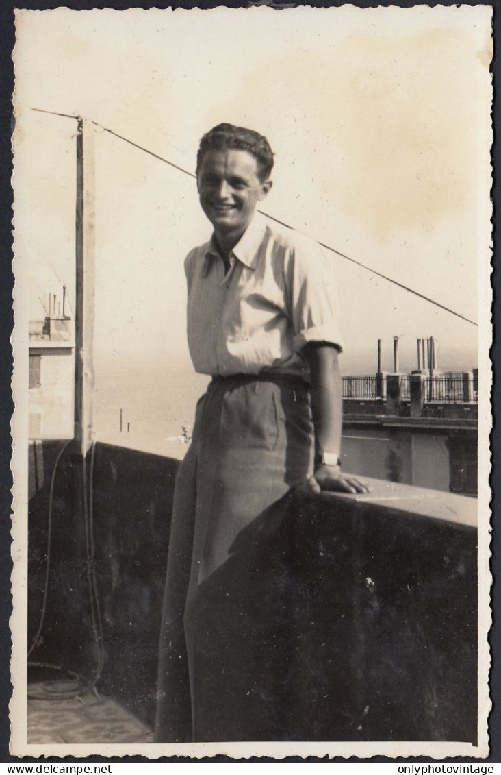 Ritratto Di Un Uomo Nel Balcone - 1940 Fotografia D'epoca - Vintage Photo - Places