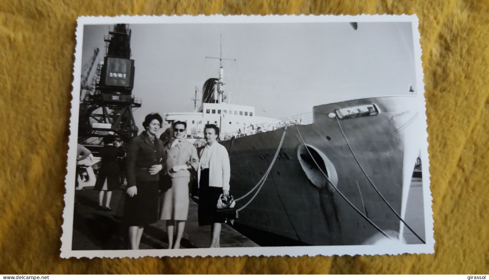 PHOTO BATEAU ANTILLE B GRUE PORT GROUPE DE FEMMES  FORMAT 9 PAR 12.5 CM - Boats