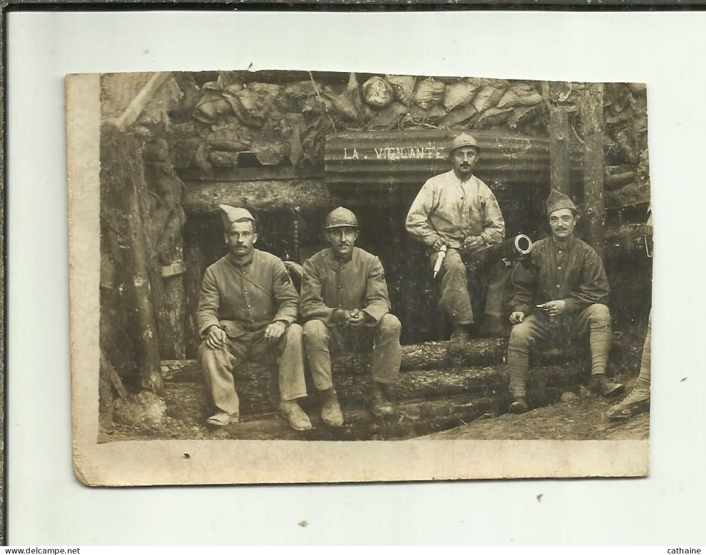 MILITAIRE .14 :18 . PHOTO D UN GROUPE DE QUATRE SOLDATS . " LA VIGILANTE "  SOLDAT ASSIS SUR UN CANON (DIM 11X 7.5 ) - War, Military