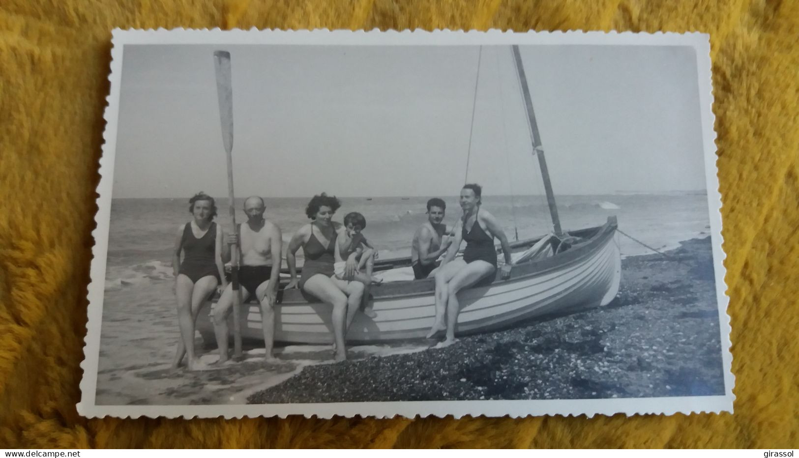 PHOTO BARQUE MER PLAGE SCENE DE PLAGE HOMME TORSE NU FEMME MAILLOT DE BAIN  FORMAT 14 PAR 8.5 CM - Boats