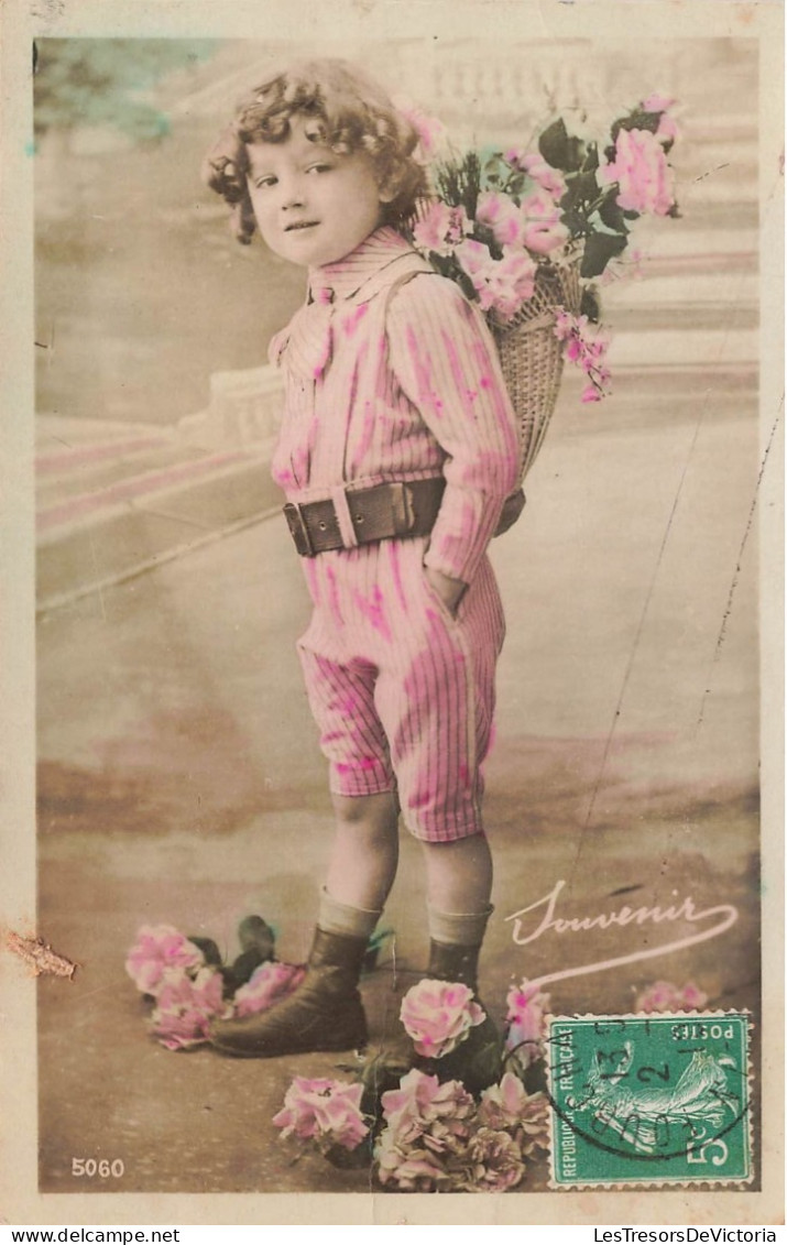 ENFANTS - Petite Fille Portant Dans Son Dos Un Bouquet De Fleur - Souvenir - Colorisé - Carte Postale Ancienne - Andere & Zonder Classificatie