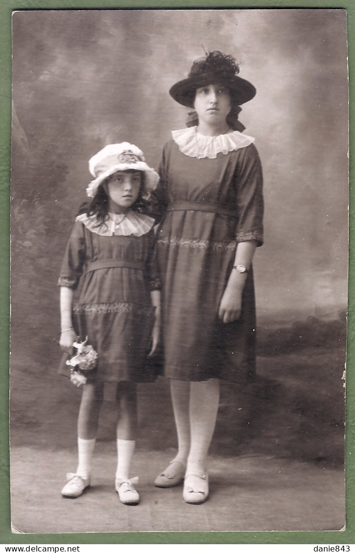 CARTE PHOTO -  FEMME ÉLÉGANTE ET JEUNE FILLE - MODE, CHAPEAU - (Patronyme Au Dos) - Mode