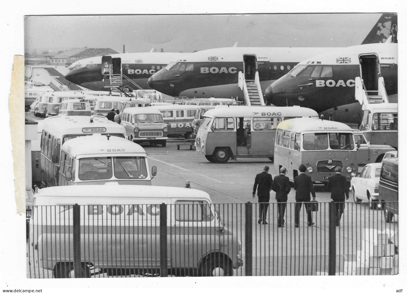 PHOTO DE PRESSE 1972 AEROPORT D'HEATHROW, FIN DE GREVE, COMPAGNIE BOAC, AVIONS, NAVETTE MINI BUS AUTOBUS CAR AUTOCAR - Photos