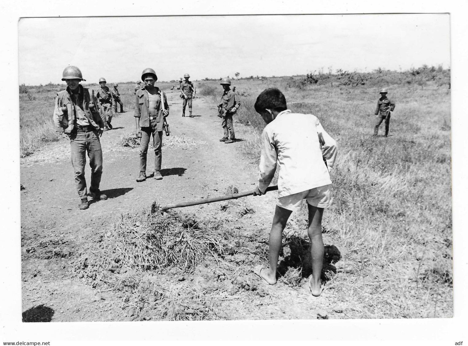 PHOTO DE PRESSE 1972, GUERRE DU VIETNAM, OPERATIONS SUR LE TERRAIN - Fotos