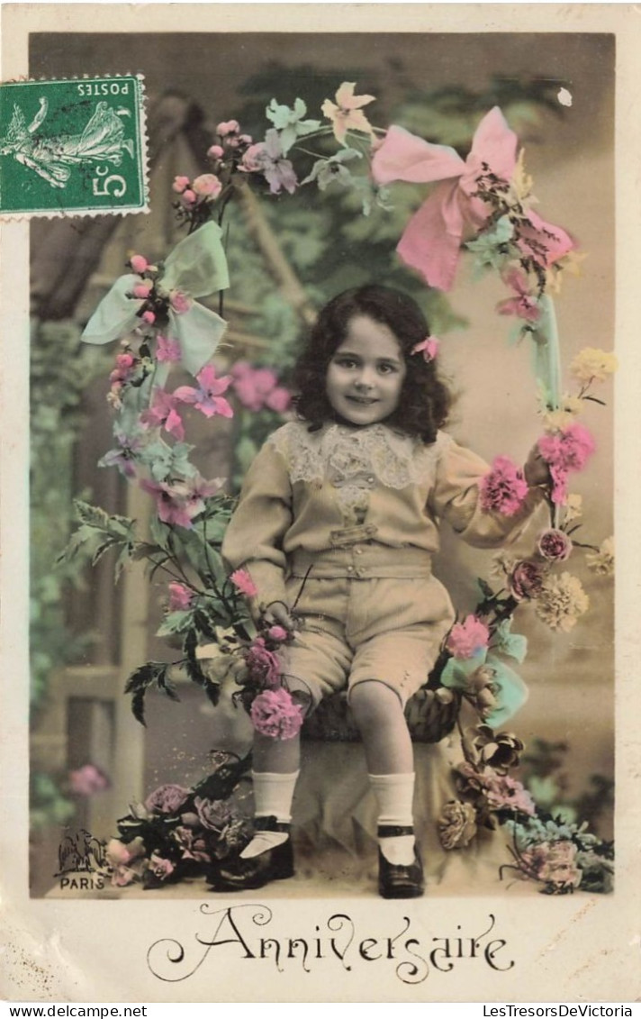 FETES - VOEUX - Anniversaire - Enfant - Petite Fille Souriante Assise - Fleurs - Colorisé - Carte Postale Ancienne - Anniversaire