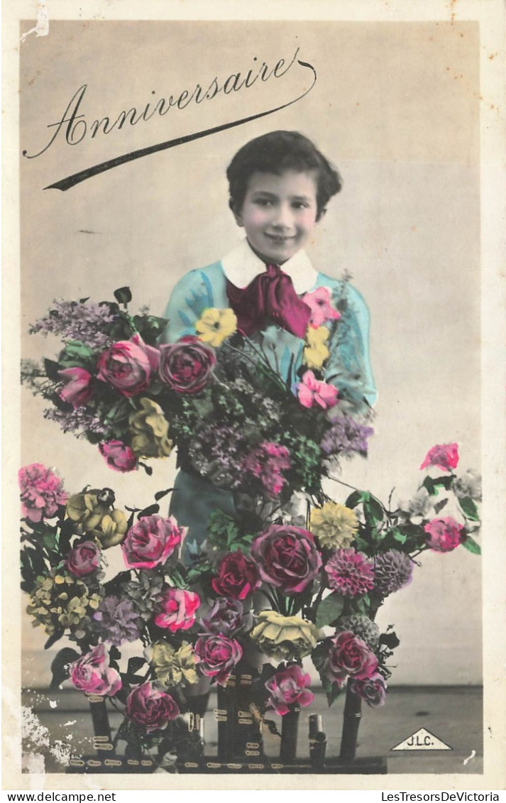 FETES - VOEUX - Anniversaire - Enfant - Petit Garçon Tenant Un Bouquet De Fleurs - Colorisé - Carte Postale Ancienne - Verjaardag