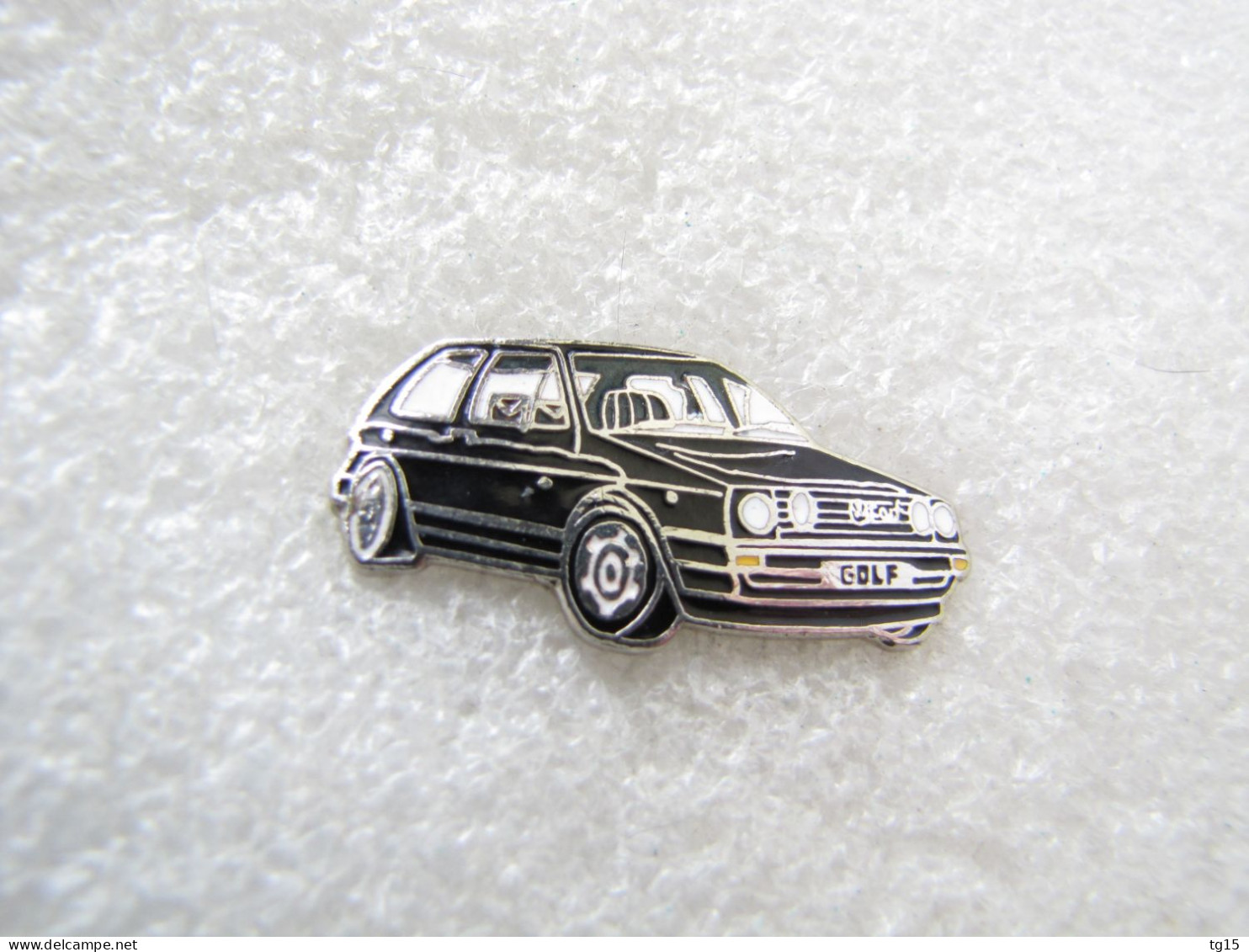 RARE  PIN'S   VOLKSWAGEN  GOLF 2 GTI   email grand feu  34 X 16 mm