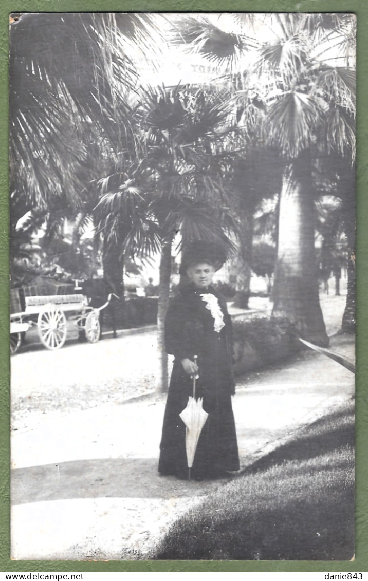 CARTE PHOTO -  FEMME ÉLÉGANTE SOUS DES PALMIERS,  MODE, CHAPEAU, OMBRELLE - 1910 - Moda