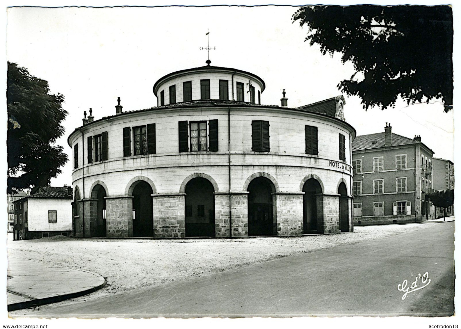 Ambert - Hôtel De Ville Et Boulevard Henri IV - Ambert