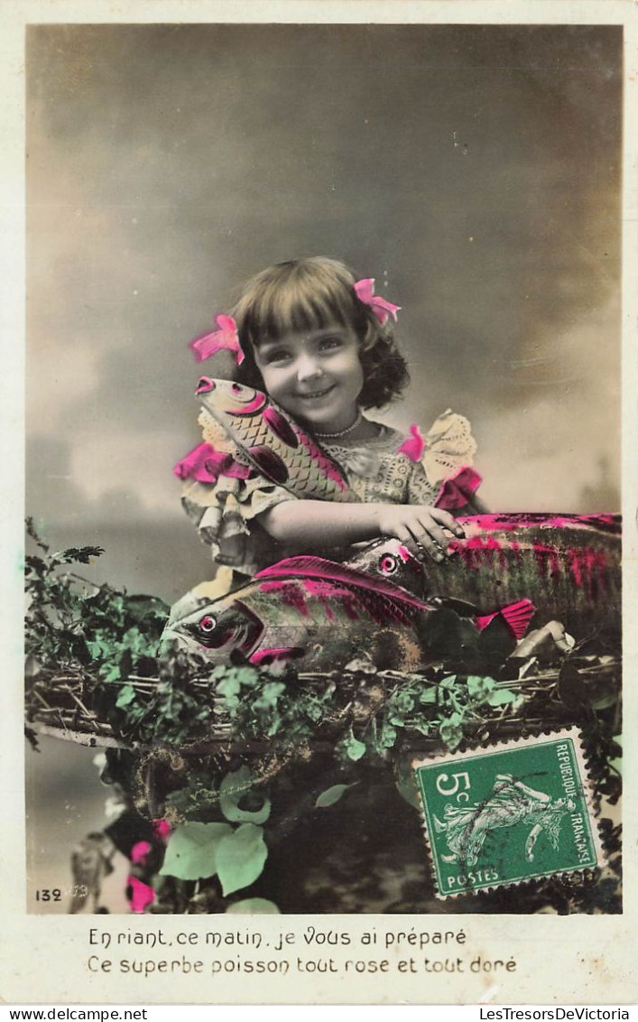 ENFANTS - Petite Fille Souriante - Poissons -  Colorisé - En Riant Ce Matin Je Vous Ai Préparé - Carte Postale Ancienne - Sonstige & Ohne Zuordnung